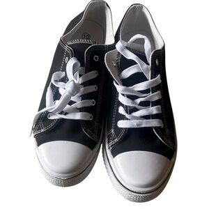 BNWOT Josiny Canvas Sneakers